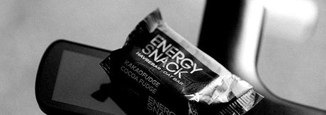Energy Snack placeret på et cykelstyr som praktisk energi på farten til stævner og turneringer