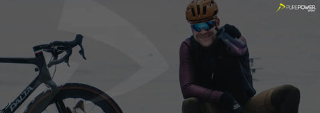 Mand med cykel, som viser en drikkedunk med elektrolytter i