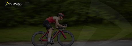 Billede af en triatlet som cykler